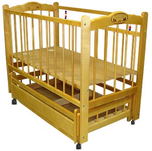 детская кровать деревянная с маятником