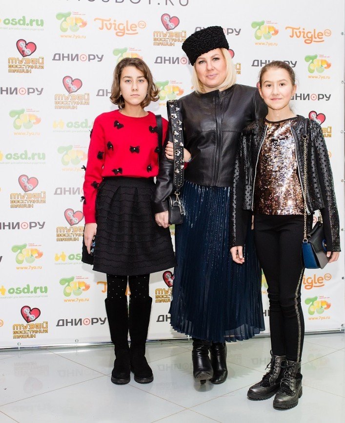 Ева Полньа с дочерьми