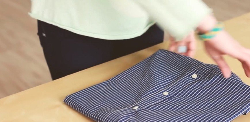 Как идеально сложить рубашки в шкафу, чтобы они не мялись: видео