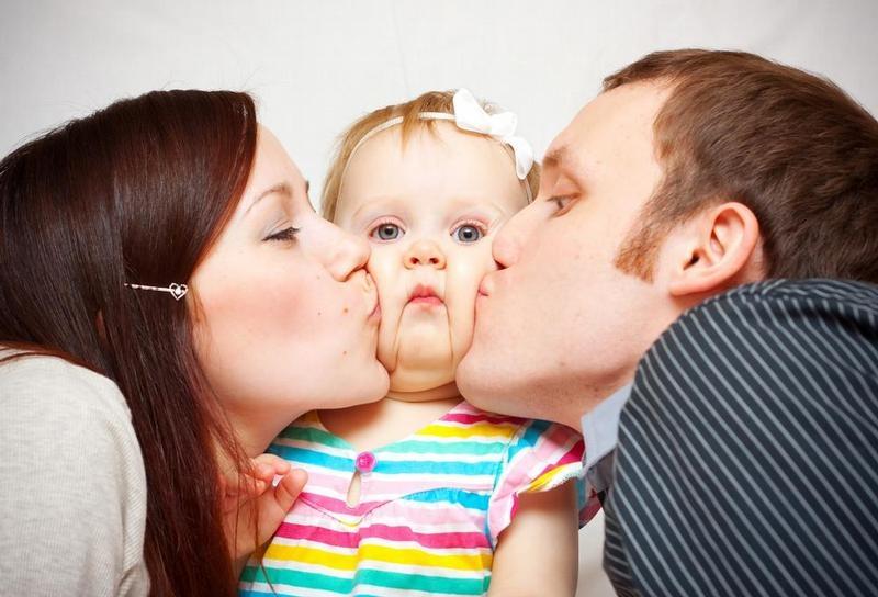 Мама папа целует. Любовь родителей к детям. Родители и дети дурачатся. Чрезмерная любовь к ребенку. Баловать ребенка.