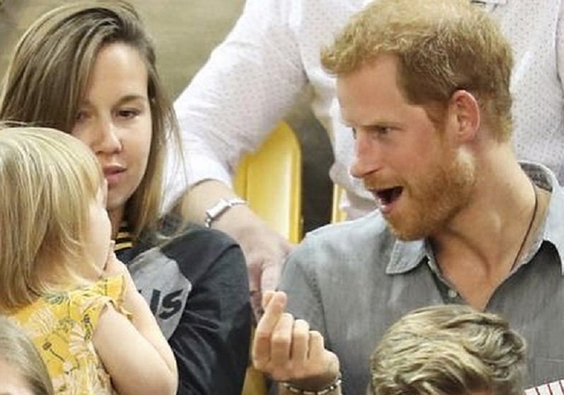 С королевского стола: принц Гарри накормил попкорном маленькую девочку