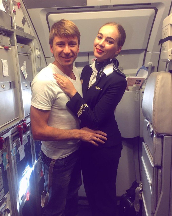 "Высокие отношения": Алексей Ягудин познакомился в самолете с бортпроводницей