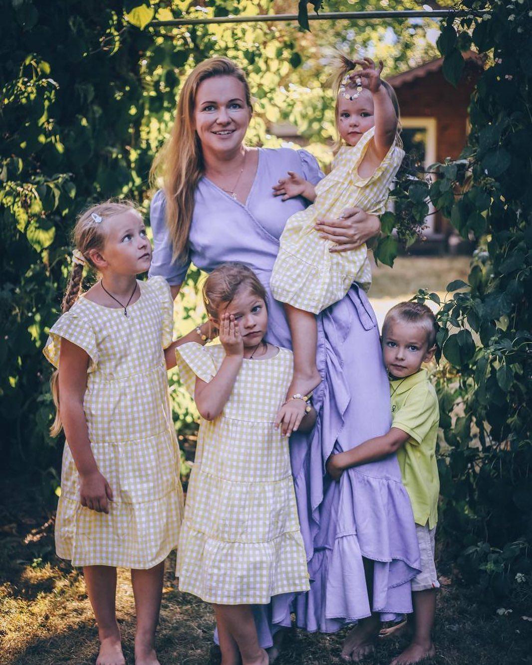 Психолог Карина Рихтере с детьми