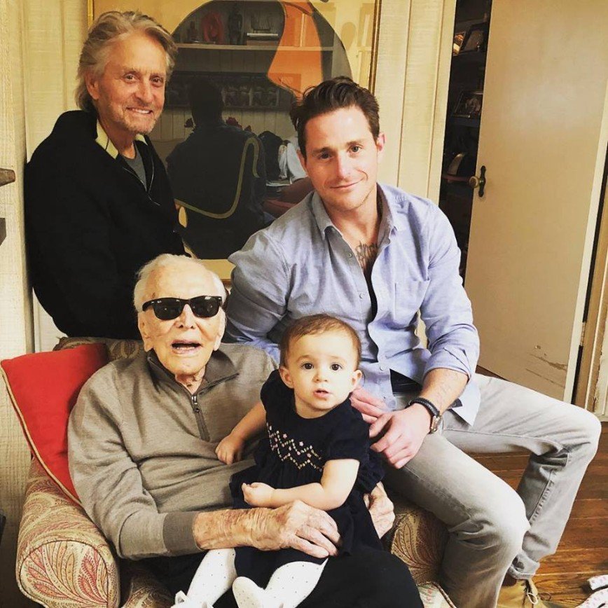 Кирк, Майкл, Кэмерон и Луи: 4 поколения знаменитых Дугласов на одном фото