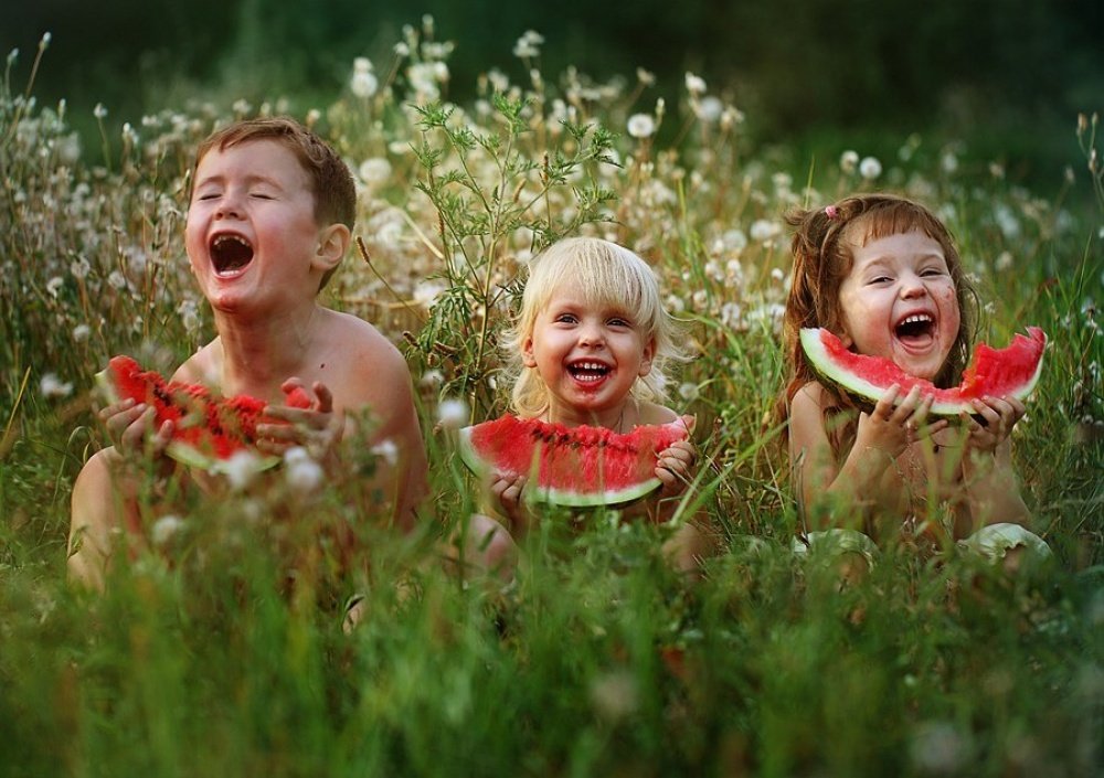 День наполним яркими эмоциями. Дети смеются. Лето счастье. Смех детей и семью. Дети смеются в детском саду.