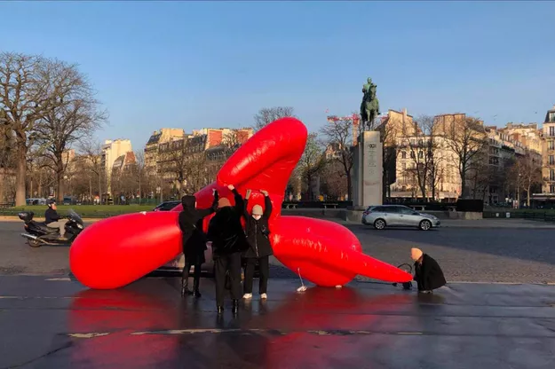 В центре Парижа на 8 Марта установили огромный надувной клитор