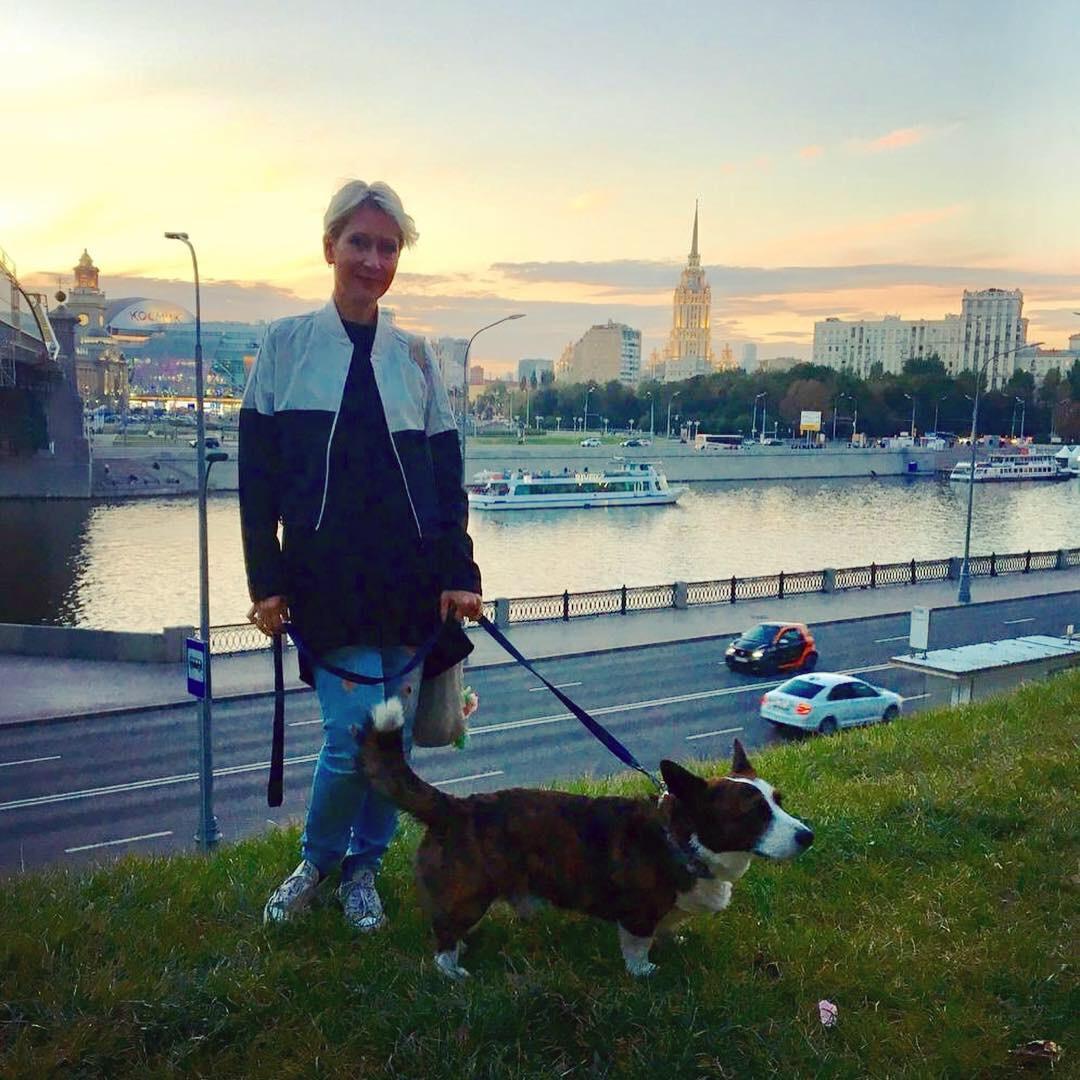 Ирина Богушевская на прогулке с собакой