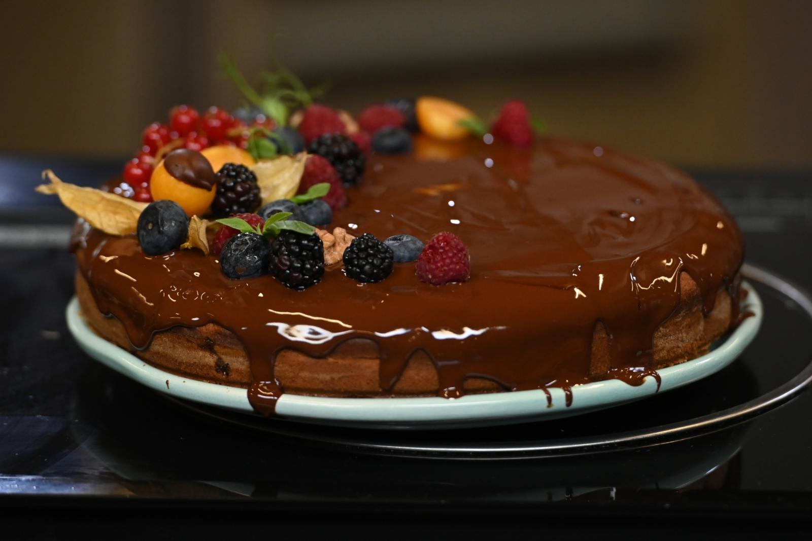 Для сладкоежек: готовим четыре десерта с шоколадной глазурью