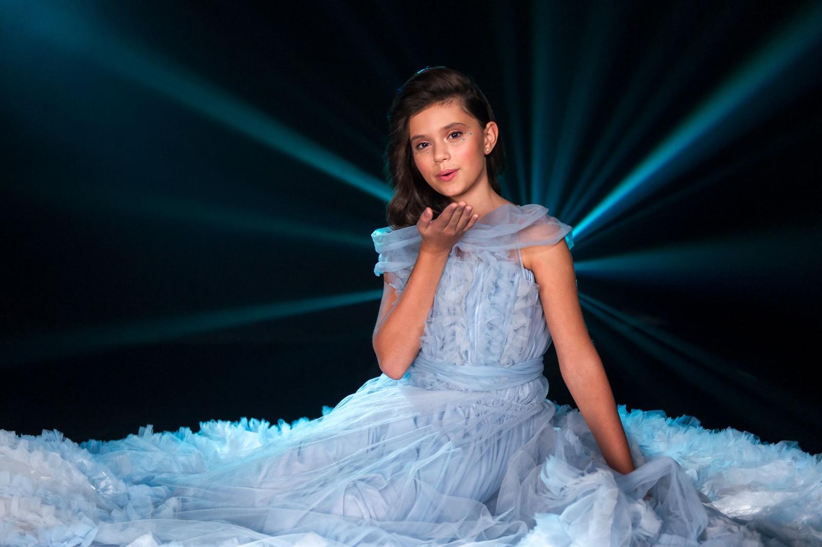 Красивые платья, струнный оркестр и качели над облаками: съемки клипа Софии Феськовой для «Детского Евровидения-2020»