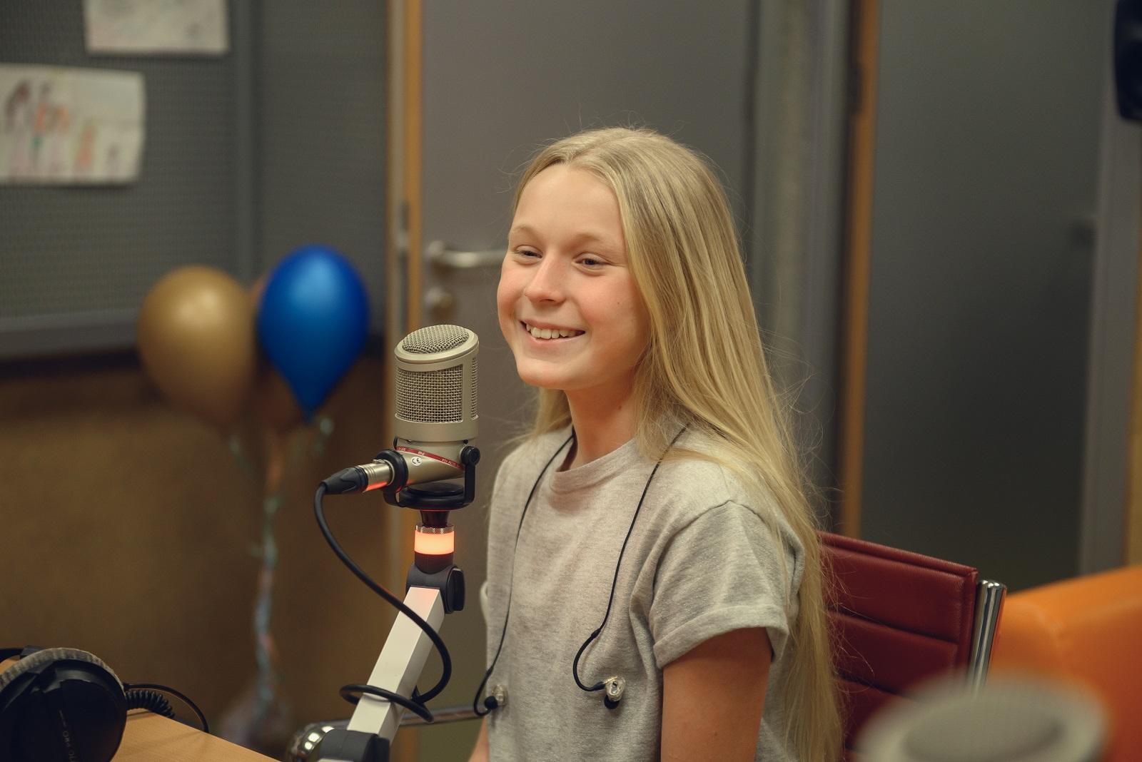 «Этой песней я призываю людей наслаждаться жизнью»: участница «Детского Евровидения-2021» Таня Меженцева о песне «Mon Ami», мечтах и Париже