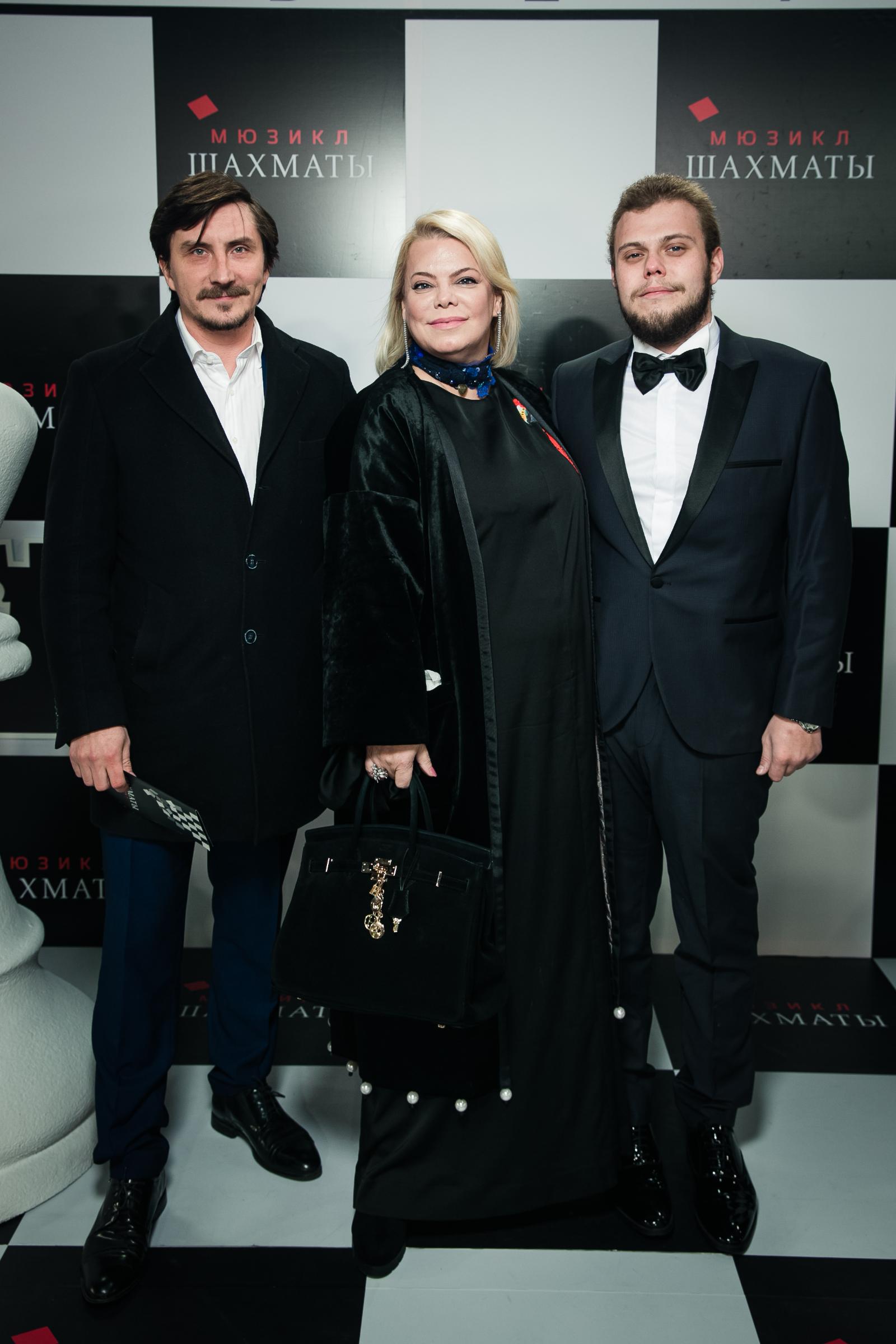 Яна Поплавская с мужем и сыном