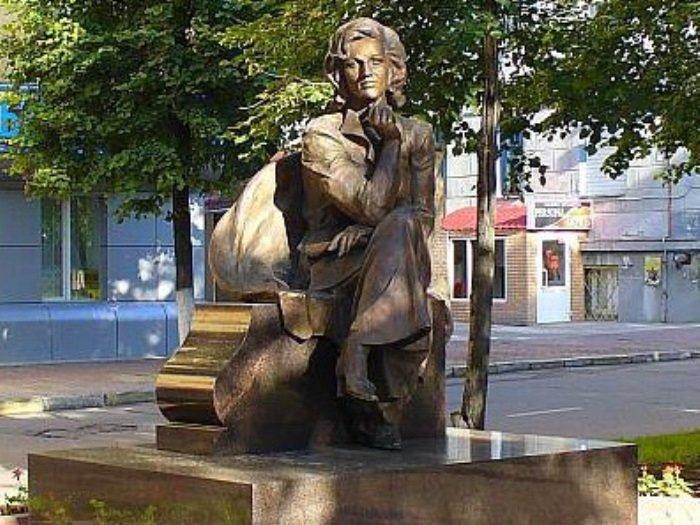 Памятник Валентине Леонтьевой в Ульяновске