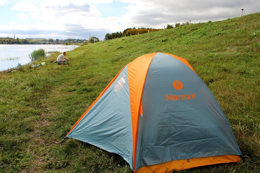 Палатка -это то,что нужно на необитаемом острове!Ни дождь,ни ветер,ни мошкара и комары нипочем! оляша