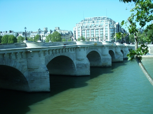 Pont neuf, или Новый мост- один из старейших парижских мостов через Сену. Располагается на западном берегу острова Сите. Его строительство было начато в 1578 году. Отличительной особенностью было то, что на нем не было жилых домов, только лотки уличных торговцев. В 17 веке у моста была установлена гидравлическая машина, которая снабжала водой Лувр и сад Тюильри. Рядом с машиной поместили скульптуру самаритянки, подносящей воду Христу. Гидравлическая машина «Самаритен» работала до 1813 года, а название перешло к крупнейшему парижскому универмагу «Самаритен», который видно на правом берегу возле моста. Прекрасный и очень живописный вид. Даже начиная знакомство с городом с него, вы навсегда запомните Париж как место, в которое хочется вернуться снова! 
 Miuciccia