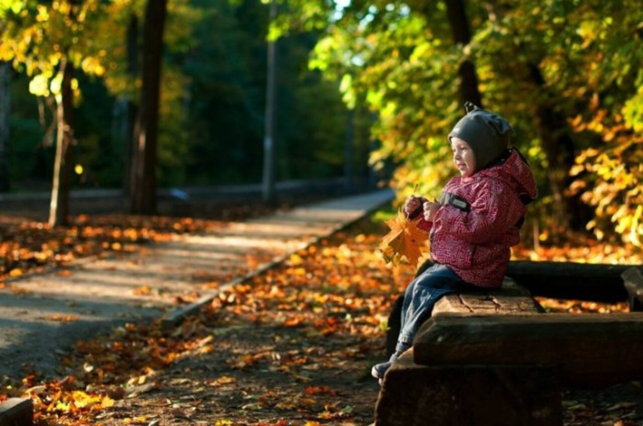 Фотографии чб ребенка осенью на улице