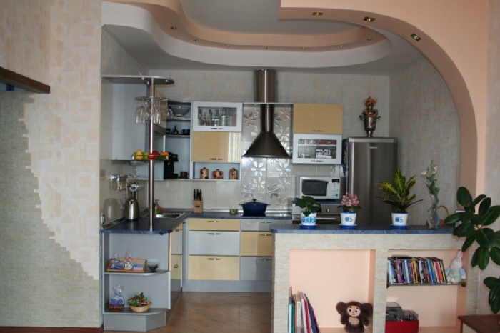 Барная стойка между кухней и гостиной в хрущевке фото