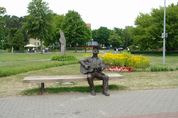 Памятник литовскому барду и шоумену Витаутас Кярнагис. Находится в Литовском городочке на куршской косе под названием Нида Begemotik83