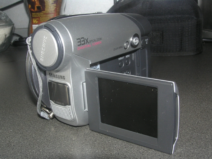 Samsung камера звук. Кассетная видеокамера самсунг 990х. Камера самсунг 381. VHS камера самсунг. Самсунг видеокамера 1996.