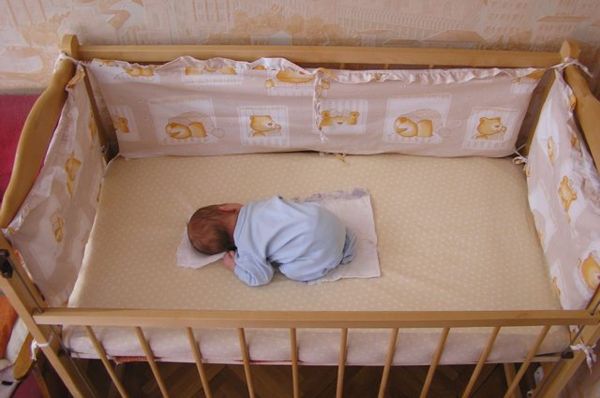 Застеленная детская кроватка