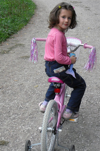 Катает русалку на велосипеде! Показывает ей радости жизни на суше:) Alla_kaz