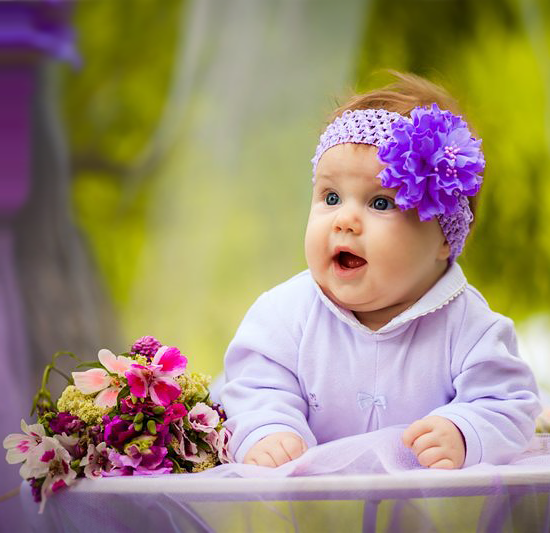 Ребенок рядом с цветами разного цвета Натуська Строева