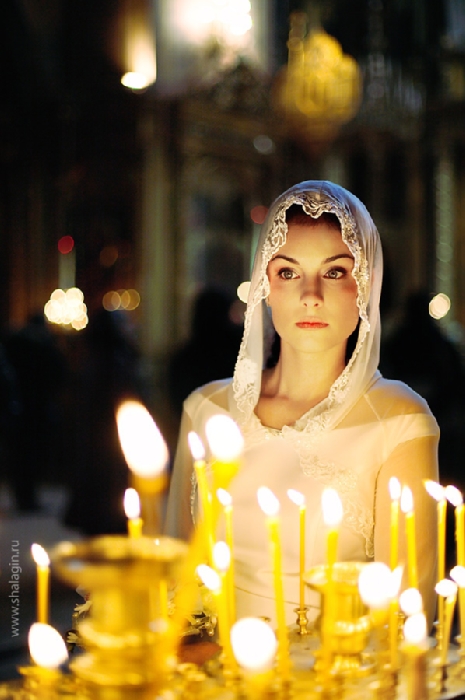 Девушка со свечой в храме