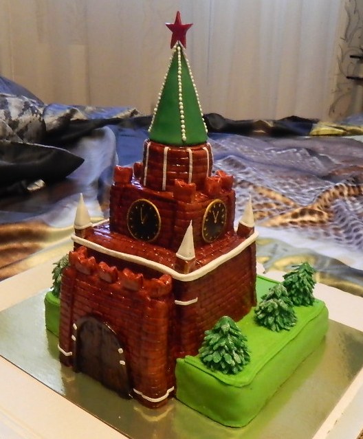 Торт в виде башни Кремля