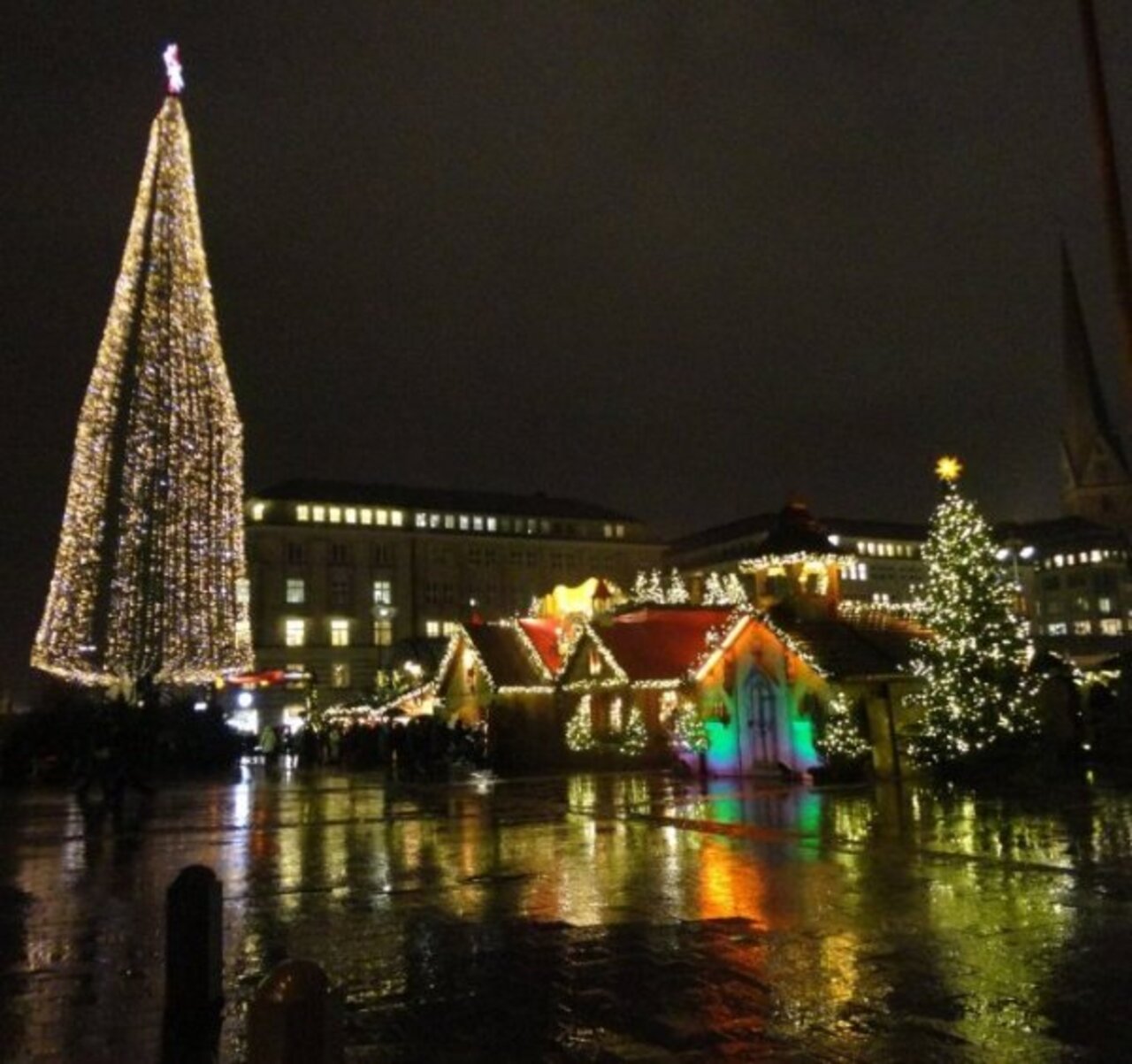 Рождественская ярмарка на площади перед Ратушей, Гамбург. mari-luciente