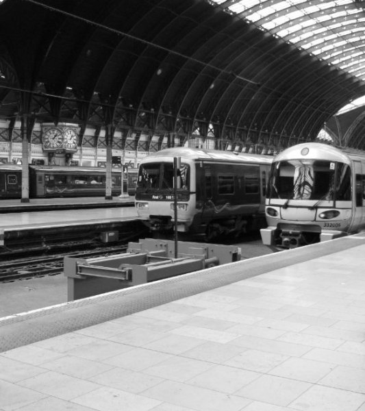 Па́ддингтон (англ. London Paddington station) — крупнейший железнодорожный узел в одноимённом районе округа Вестминстер в северо-западной части Лондона. Отсюда отправляются поезда на запад Великобритании — в Бат, Бристоль, Уэльс, а также к аэропорту Хитроу. Здание вокзала — выдающийся памятник ранней индустриальной архитектуры (арх. Изамбард Кингдом Брюнель, 1854). Модернизирован в 1906—1915 и в 2000-х гг.  Сорока-клон