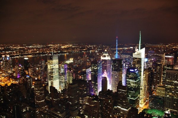 США. Нью-Йорк. Вид на город со смотровой площадки Empire State Building. Само здание также является достопримечательностью. http://www.sky-towers.ru/4432.php Клон Сорока