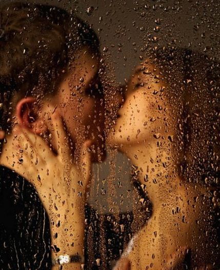 Горячая страсть в душе. Нежности в душе. Мужчина и женщина под душем. Любовь под душем.