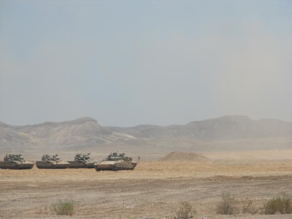 Пустыный пейзаж с военной техникой. marina-laura