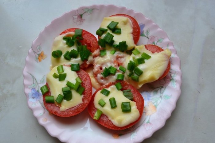 помидоры+лук+сыр Tine Ярлсберг лёгкий 16% расплавила в микроволновке.JPG