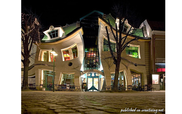 Уникальный кривой дом в Польше