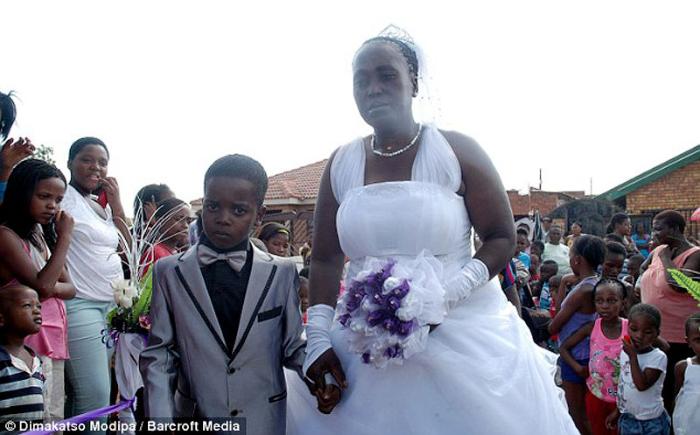 В ЮАР школьник женился на многодетной матери