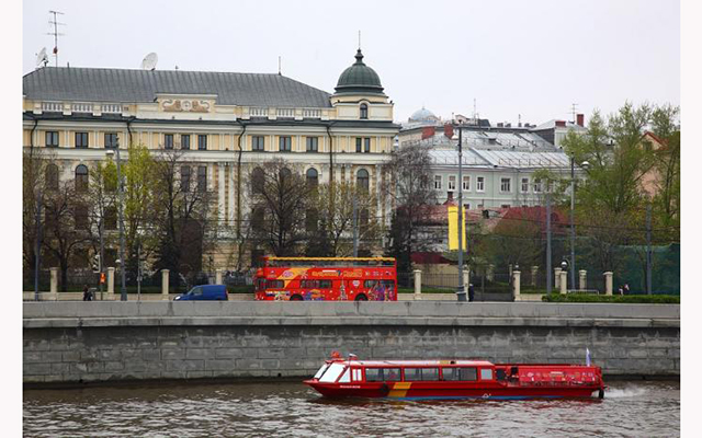 По Москве начали курсировать речные "автобусы"