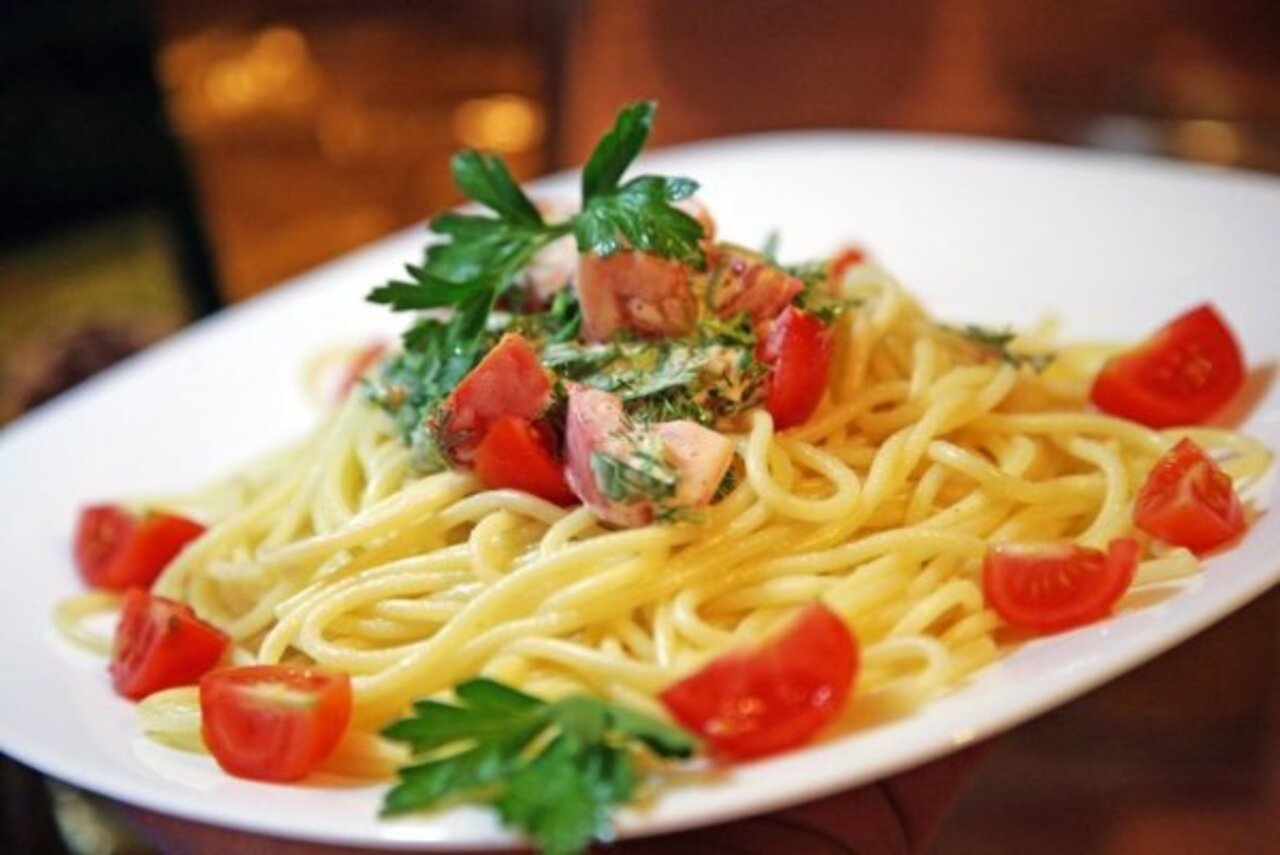 Берем итальянские спагетти 500 г. и опускаем в кипящую воду. Варим 10-12 минут периодически помешивая. Пока макароны варятся, мелко режем помидоры, зелень, кинза обязательно! 
Соль по вкусу, заправляем майонезом. Макароны готовы, вилкой или ложкой для спагетти выкладываем макароны в тарелку. Поливаем чуть-чуть оливковым маслом, сверху выкладываем помидоры с зеленью. Режем помидоки Черри на 4 части и выкладываем вокруг макарон. Все готово. Приятного аппетита! Glamurik ♫