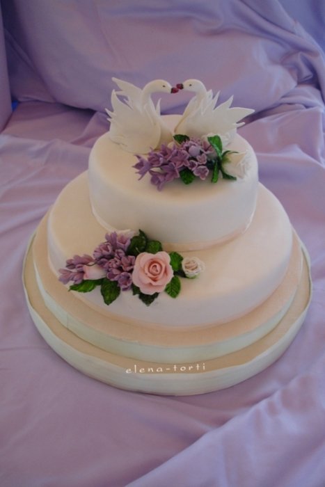 Свадебный торт одноярусный с цветами и кольцами
