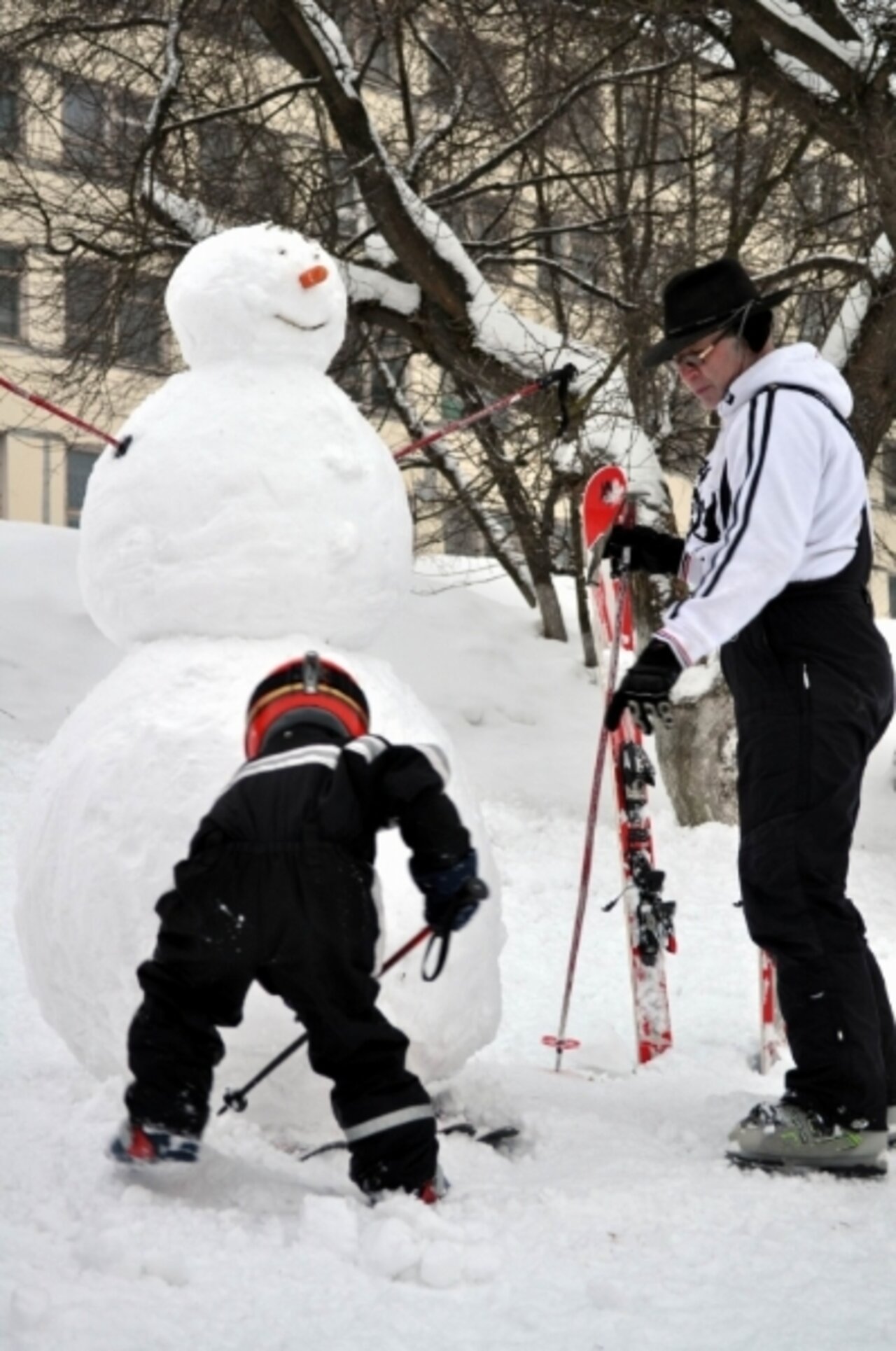 Вот такой снеговик горнолыжников - и сам на лыжах)))Егорка с папой. svetlyichok
