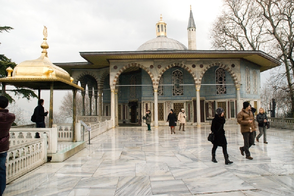Багдадский павильон Султанского дворца Топкапы (Стамбул). Этот красивейший павильон, расположенный в 4-ом дворе дворца (то есть в приватной зоне султана), был построен в 1638 году по приказу Мурада IV в честь завоевания Багдада, откуда он и получил свое название. Отсюда открывается роскошный вид на Стамбул и Босфорский пролив. Купол и свод павильона украшены золотыми рельефами, на стенах - великолепные изразцы. Примерно с XVIII века павильон использовался и как библиотека. Мы были там после дождя, когда только выглянуло солнце, и именно это здание оставило во мне самые яркие ощущения.
http://stambul4you.ru/2009/12/around-stambul-eminonu-sofa-humayun-topkapi/  Popelka