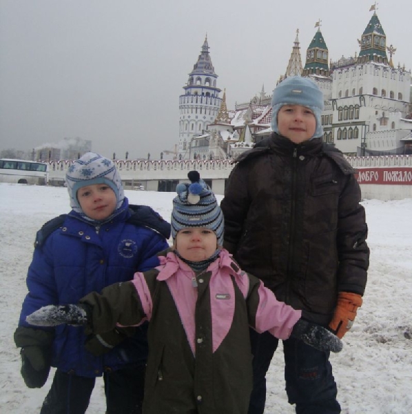 Владик,Вероника и Слава на фоне Измайловского Кремля Мама Славы