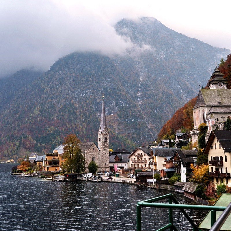 Халльштатт - крошечное поселение в Австрии, несколько десятков домов, зажатые между озером и скалой. Труднодоступный, невероятно красивый, очень самобытный.  Valentinka