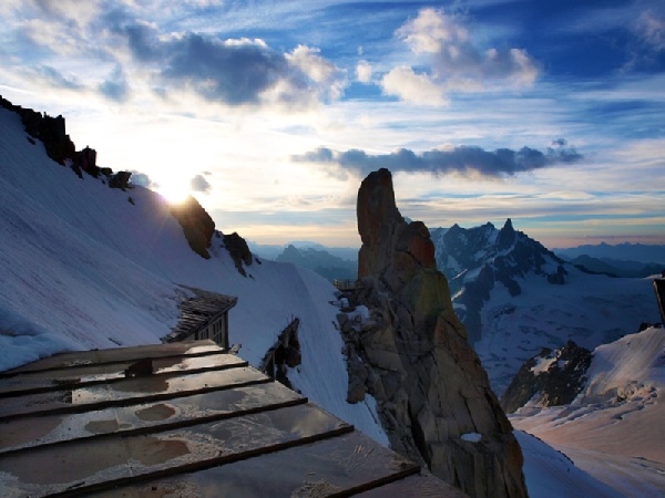 Aiguille du Midi   вершина  горы Монт Блан, расположенная во Французких Альпах. Высота 3.842 метра. Подняться на вершину горы можно с помощью специального подьемника, который берет старт у подножия горы, в прекраснейшем городке Шамони. Самое лучше время для подьема, раннее утро, для того чтобы встретить рассвет на вершине горы Монт Блан, можно проснуться и в четыре утра.
http://wiki.risk.ru/index.php/Aiguille_du_Midi_3842m Акслюндочка