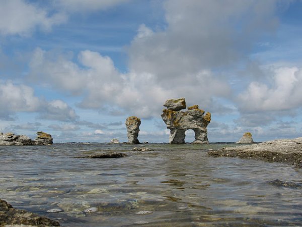 Раукар Раукар около Форё на шведском острове Готланд. Райкар- это естественные каменные образования, напоминающие колонны, образовавшиеся в результате эрозии во время ледникового периода.

http://ru.wikipedia.org/wiki/%D0%A4%D0%B0%D0%B9%D0%BB:Gotland-F%C3%A5r%C3%B6_Raukar-Gamlehamn.jpg
http://commons.wikimedia.org/wiki/File:Gotland-F%C3%A5r%C3%B6_Raukar-Gamlehamn.jpg
http://ru.wikipedia.org/wiki/%D0%A0%D0%B0%D1%83%D0%BA%D0%B0%D1%80
 Anutochka***