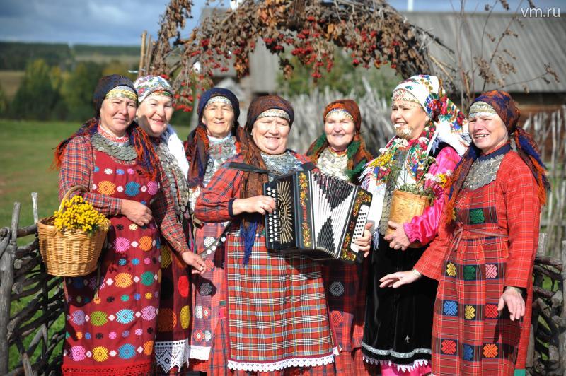 Бабушки из Бураново собираются исполнить песню своих последовательниц из Японии
