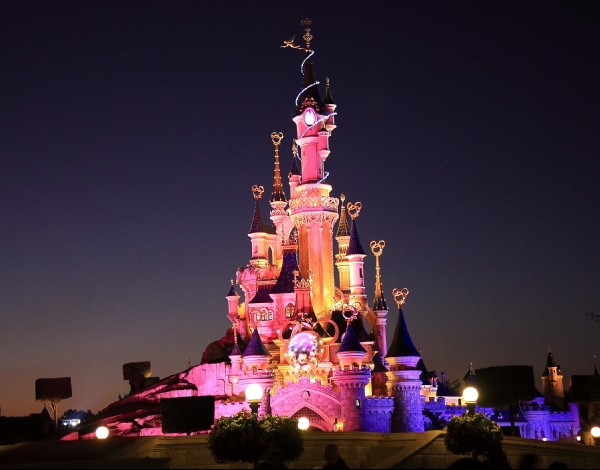 С 1955 года ДИСНЕЙЛЕНД открыл двери в Волшебный мир Диснея для детей и взрослых. 
Каждый ребенок мечтает когда-нибудь побывать в нем, а взрослый, попав сюда, вспоминает свои детские мечты. 
Парижский Диснейленд – это целый мир чудес и развлечений. Это огромный комплекс, в который входят Disneyland Park и Walt Disney Studios Park, семь отелей, развлекательный центр Disney Village. 
 Д_олька