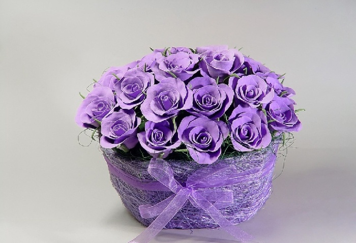 Корзина с фиолетовыми розами