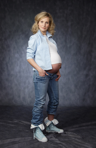 Фотосессия беременных в джинсах и рубашке