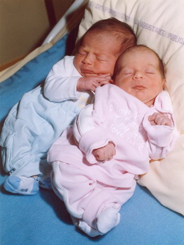 Новорождённые двойняшки в роддоме