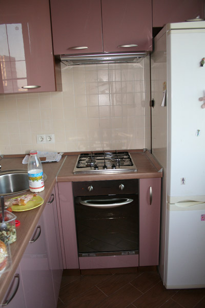 расположение холодильника и газовой плиты на кухне